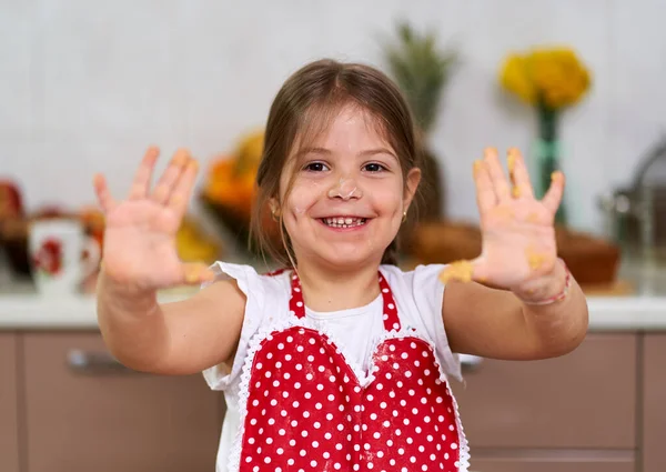 Маленька Дівчинка Замінює Випічку Кухні — стокове фото