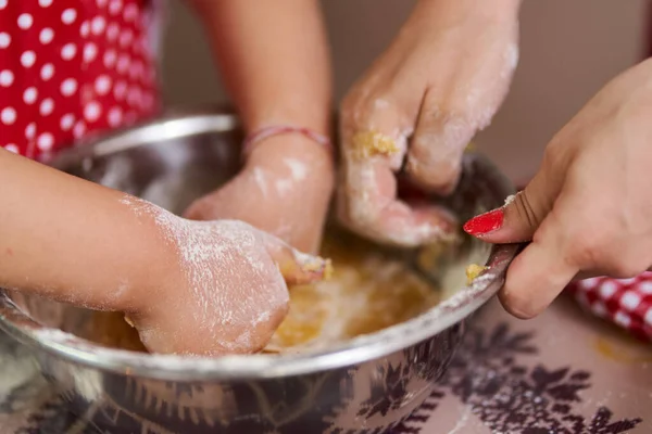 Mała Dziewczynka Jej Mama Ugniatają Ciasto — Zdjęcie stockowe