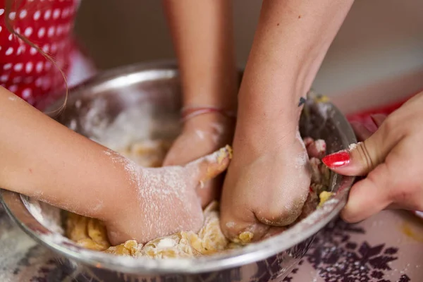 Little Girl Her Mom Kneading Pastry — Stock Photo, Image