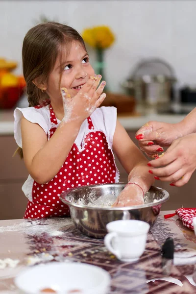Jung Mädchen Und Sie Mutter Having Spaß Die Küche — Stockfoto