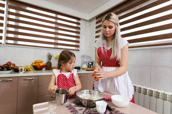 Jong Meisje Haar Moeder Having Plezier Keuken — Stockfoto