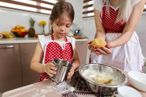 Jovem Sua Mãe Divertindo Cozinha — Fotografia de Stock