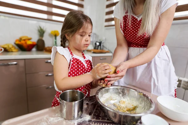 Jong Meisje Haar Moeder Having Plezier Keuken — Stockfoto