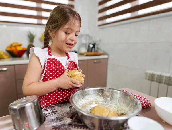 Küçük Kız Mutfakta Hamur Işi Yoğuruyor — Stok fotoğraf