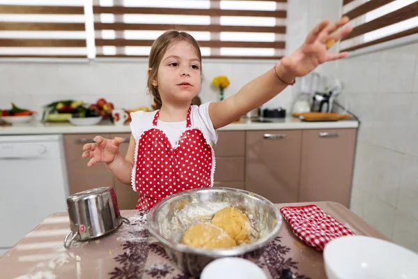 Petite Fille Pétrissant Une Pâtisserie Dans Cuisine — Photo