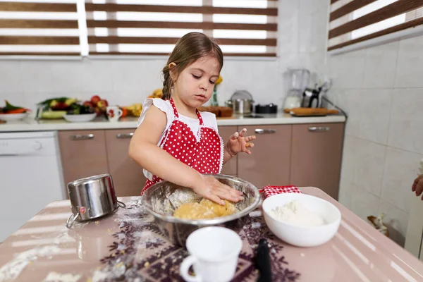 Petite Fille Pétrissant Une Pâtisserie Dans Cuisine — Photo