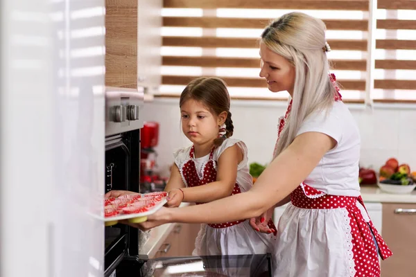 Küçük Kız Annesine Mutfakta Yemek Pişirmesinde Yardım Ediyor — Stok fotoğraf