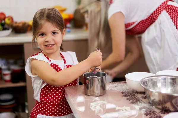 Küçük Kız Annesine Mutfakta Yemek Pişirmesinde Yardım Ediyor — Stok fotoğraf