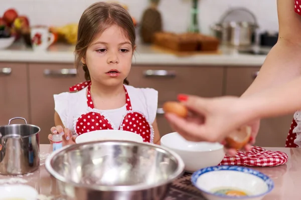 Klein Meisje Helpen Haar Moeder Koken Keuken — Stockfoto