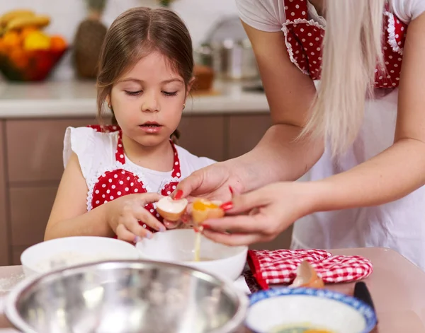 Küçük Kız Annesine Mutfakta Yemek Pişirmesinde Yardım Ediyor — Stok fotoğraf