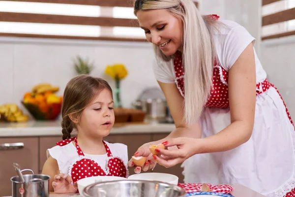 Küçük Kız Annesine Mutfakta Yemek Pişirmesinde Yardım Ediyor — Stok fotoğraf