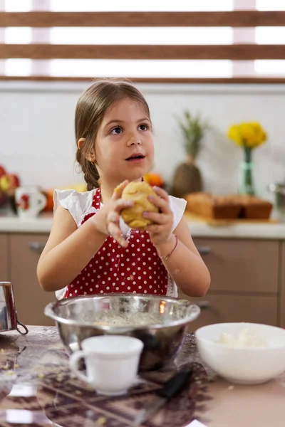 Petite Fille Pétrissant Une Pâtisserie Dans Cuisine — Photo