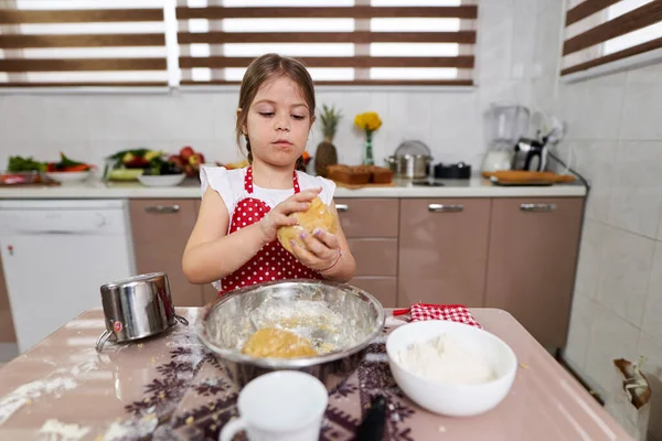 Ένα Κοριτσάκι Ζυμώνει Ένα Γλυκό Στην Κουζίνα — Φωτογραφία Αρχείου