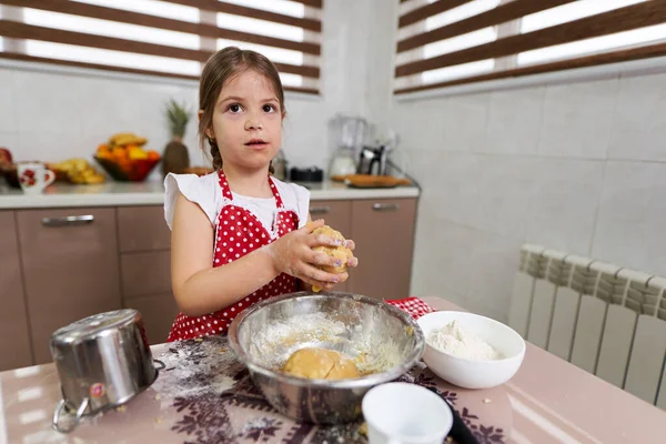 Klein Meisje Kneden Een Gebak Keuken — Stockfoto