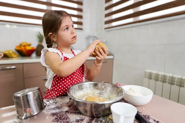 Liten Flicka Knåda Bakelse Köket — Stockfoto