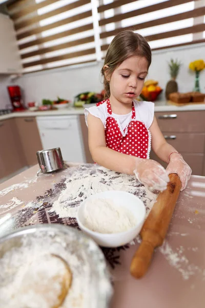 Kleines Küchenmädchen Knetet Teig Mit Nudelholz — Stockfoto