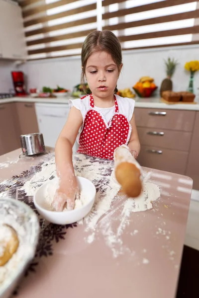 Petite Chef Fille Pétrissant Une Pâte Pâtisserie Avec Rouleau Pâtisserie — Photo