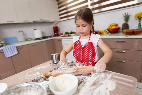 Küçük Aşçı Kız Merdaneyle Hamur Yoğuruyor — Stok fotoğraf