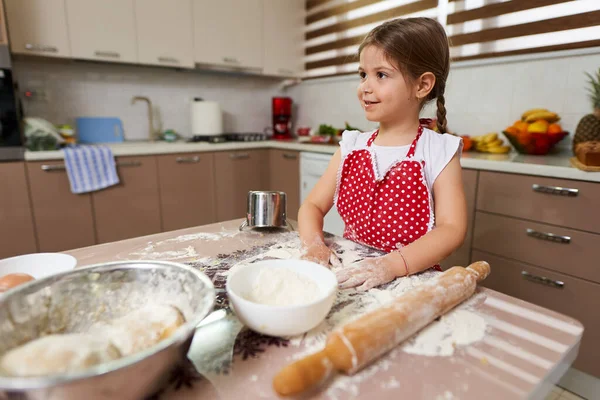 Petite Chef Fille Pétrissant Une Pâte Pâtisserie Avec Rouleau Pâtisserie — Photo