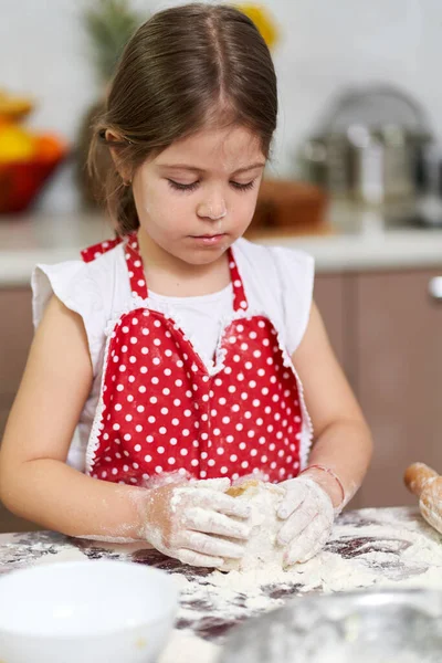 Kislány Gyúrt Egy Süteményt Konyhában — Stock Fotó