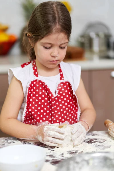 Menina Amassar Uma Pastelaria Cozinha — Fotografia de Stock