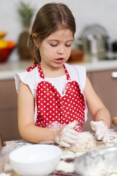 Ragazzina Impastando Una Pasticceria Cucina — Foto Stock