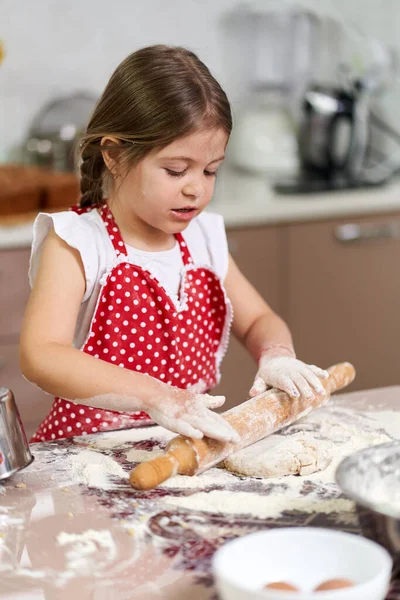 Petite Chef Fille Pétrissant Une Pâte Pâtisserie Avec Rouleau Pâtisserie — Photo