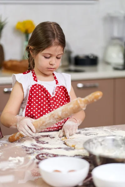 Petite Chef Fille Pétrissant Une Pâte Pâtisserie Avec Rouleau Pâtisserie — Photo