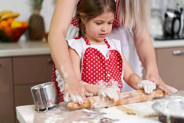 Dziewczynka Jej Matka Ugniatają Ciasto Wałkiem — Zdjęcie stockowe