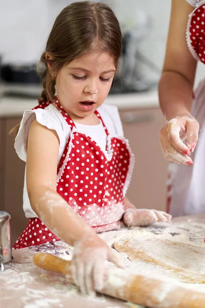 Niña Madre Amasando Masa Con Rodillo — Foto de Stock