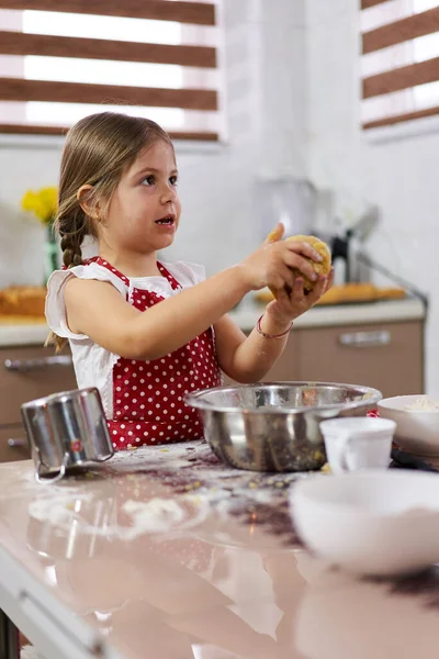 Ragazzina Impastando Una Pasticceria Cucina — Foto Stock