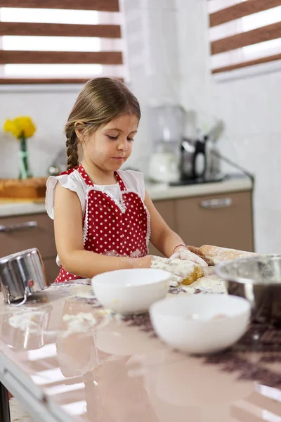 Kleines Küchenmädchen Knetet Teig Mit Nudelholz — Stockfoto