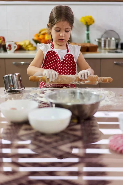 Petite Chef Fille Pétrissant Une Pâte Pâtisserie Avec Rouleau Pâtisserie — Photo