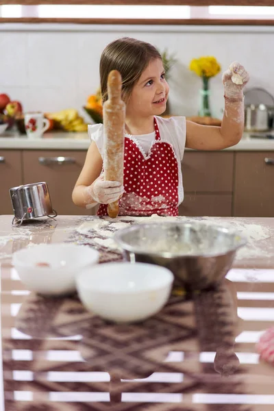 Petite Chef Fille Pétrissant Une Pâte Pâtisserie Avec Rouleau Pâtisserie — Photo