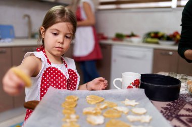 Genç kız evde zencefilli kurabiye yapıyor.