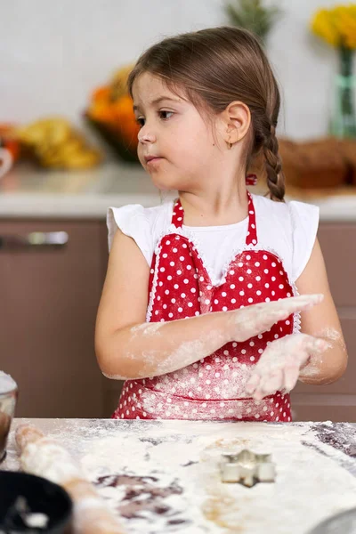 Молода Дівчина Робить Імбирне Печиво Вдома — стокове фото