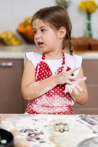 小女孩在家做姜饼饼干 — 图库照片