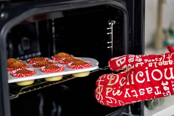 Woman Kitchen Glove Taking Muffins Out Oven — Stock Photo, Image