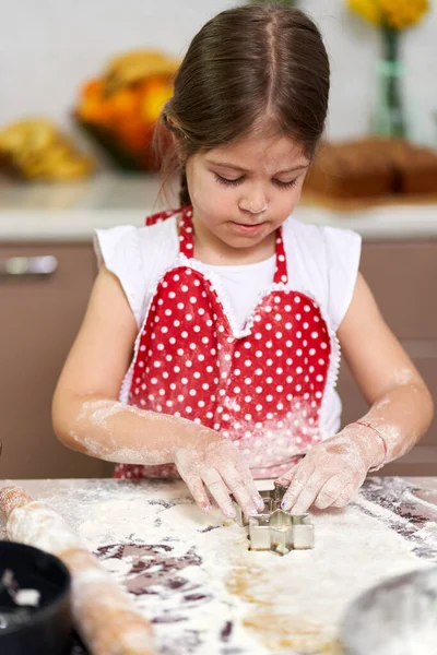 Menina Fazendo Biscoitos Gengibre Casa — Fotografia de Stock