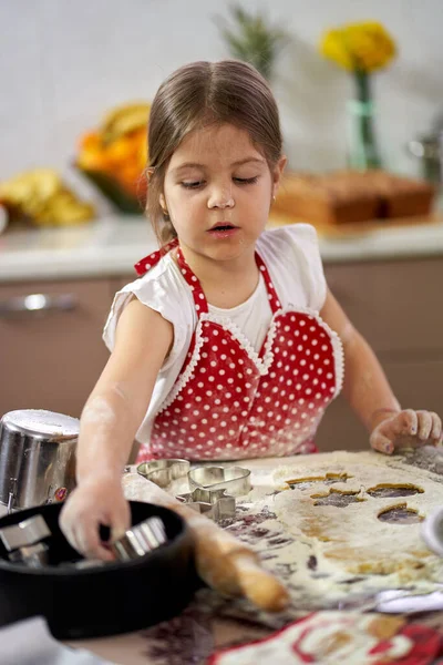 Chica Joven Haciendo Galletas Jengibre Casa —  Fotos de Stock