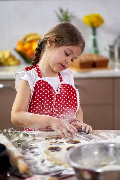 若いです女の子作るジンジャーブレッドクッキーに家 — ストック写真