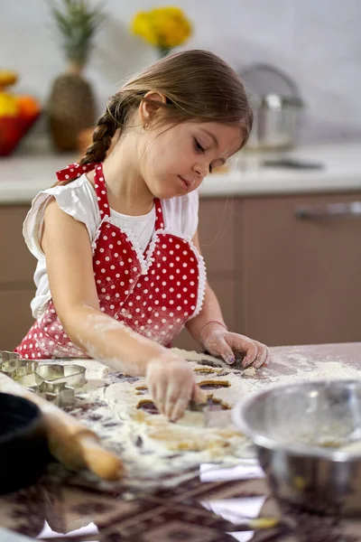 Chica Joven Haciendo Galletas Jengibre Casa —  Fotos de Stock