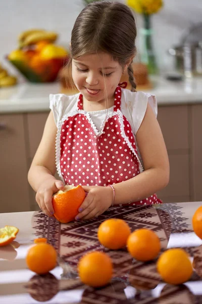 Fiatal Lány Peeling Narancs Konyhában — Stock Fotó