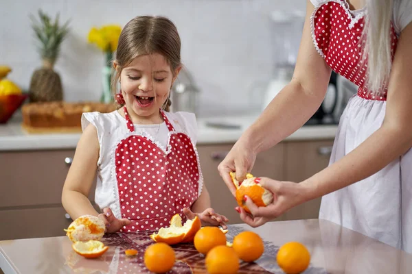 Fiatal Lány Peeling Narancs Konyhában — Stock Fotó