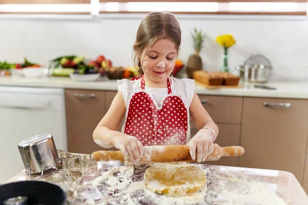 若いです女の子作るジンジャーブレッドクッキーに家 — ストック写真