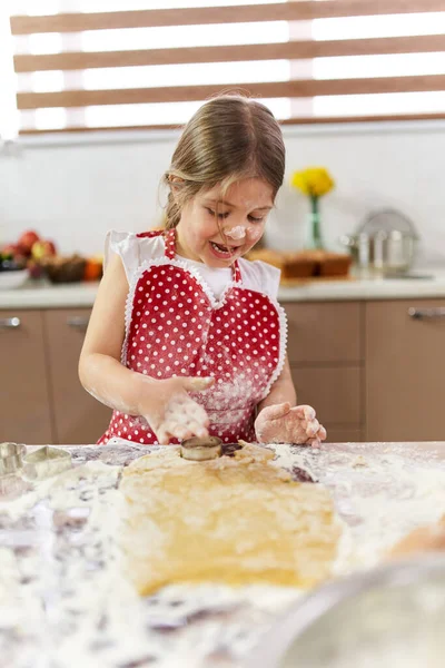 Junges Mädchen Backt Lebkuchen Hause — Stockfoto