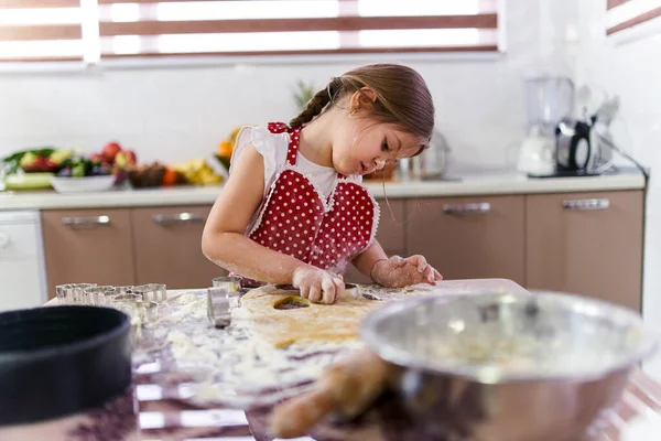 Jeune Fille Faisant Des Biscuits Pain Épice Maison — Photo