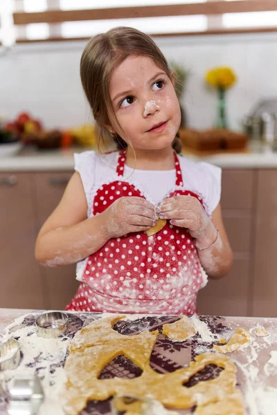 Jong Meisje Het Maken Van Peperkoek Koekjes Thuis — Stockfoto
