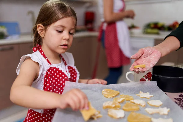 Jeune Fille Faisant Des Biscuits Pain Épice Maison — Photo