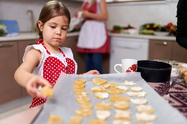 小女孩在家做姜饼饼干 — 图库照片